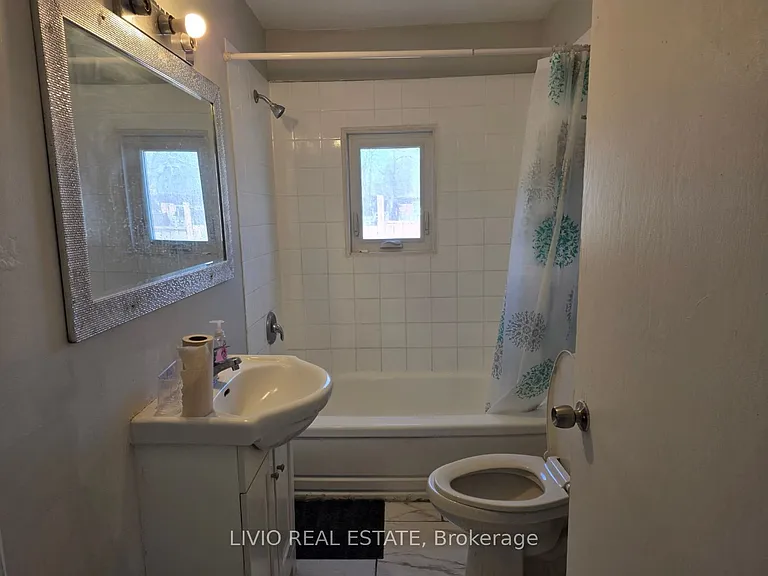323 Queen St E — Photo 13
