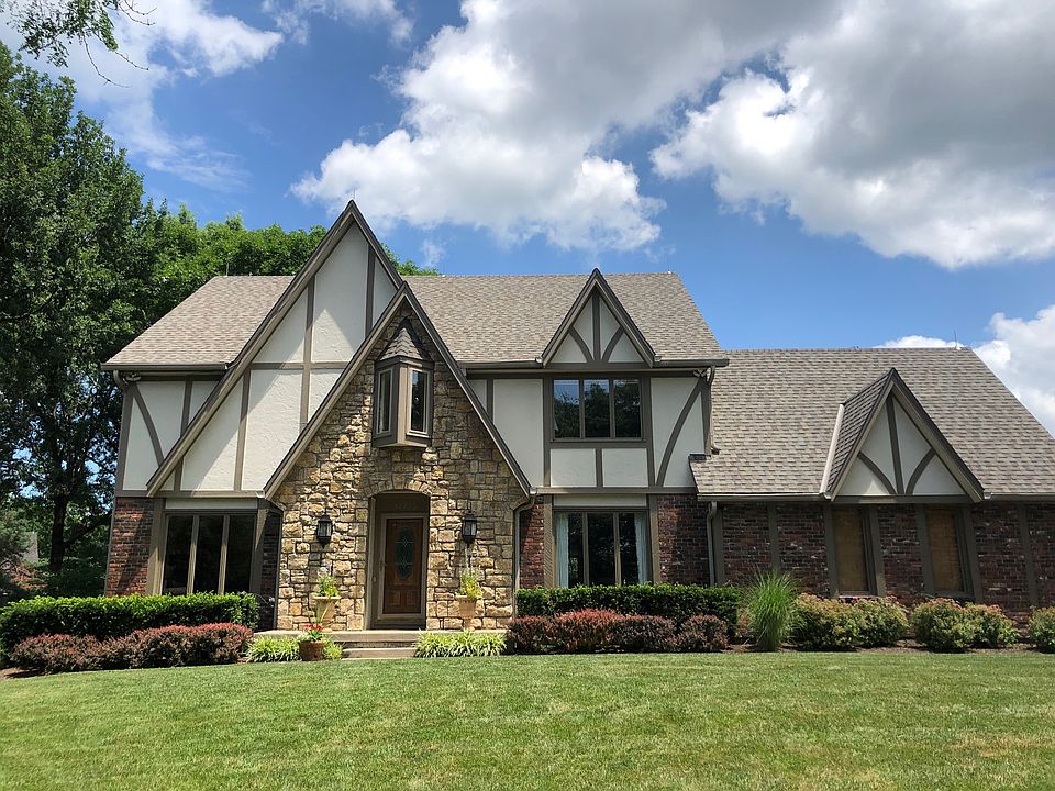 Tudor w/ side entry garage