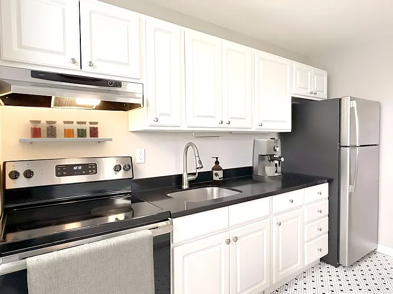 Clairemont Apartments — Photo 22