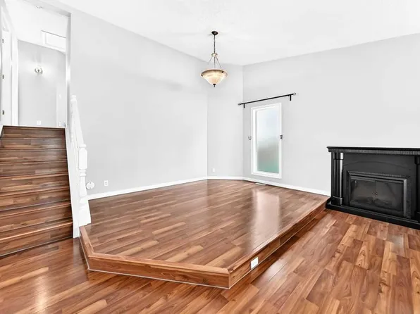 8 NE Hawkfield Cres NW, Calgary, AB T3G 1Z5