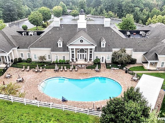 2nd image of 5208 Veterans Dr