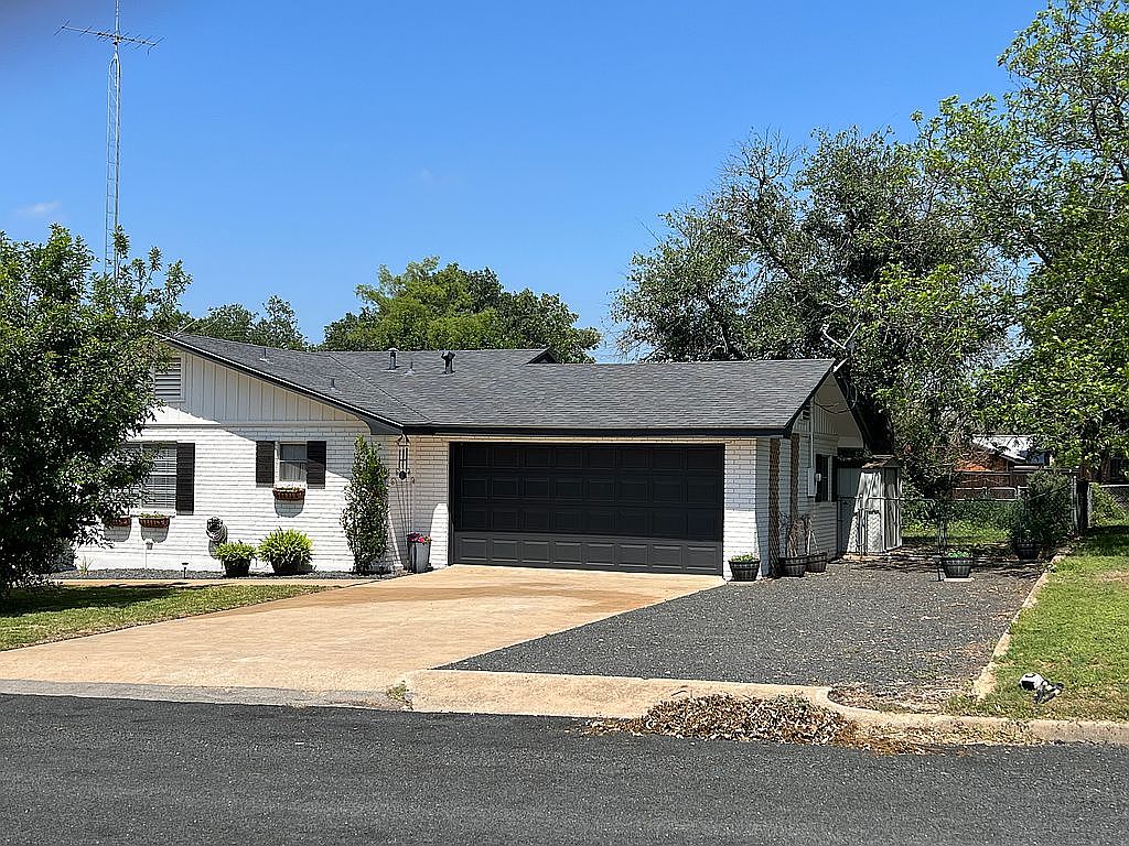 1008 Avenue A, Fredericksburg, TX 78624 Zillow