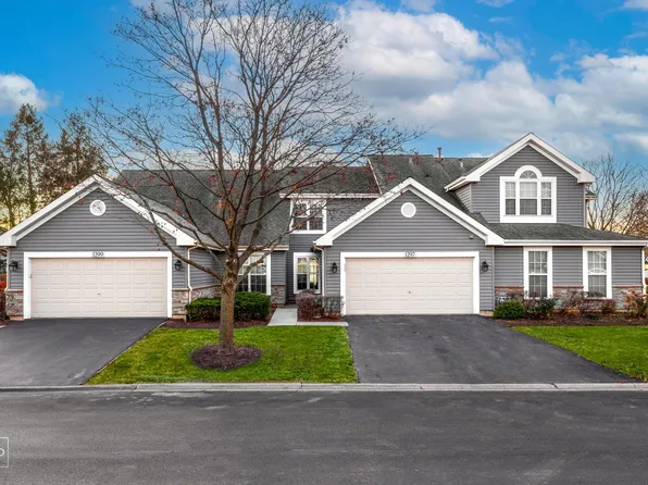 1297 Lake Shore Dr, Carol Stream, IL 60188