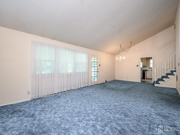 5th image of 422 King George Rd