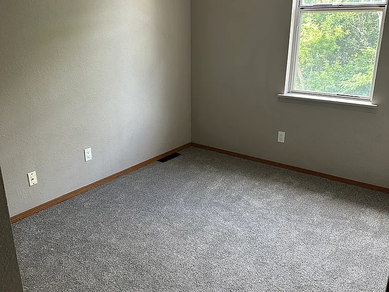 420 Clarke Dr — Photo 3