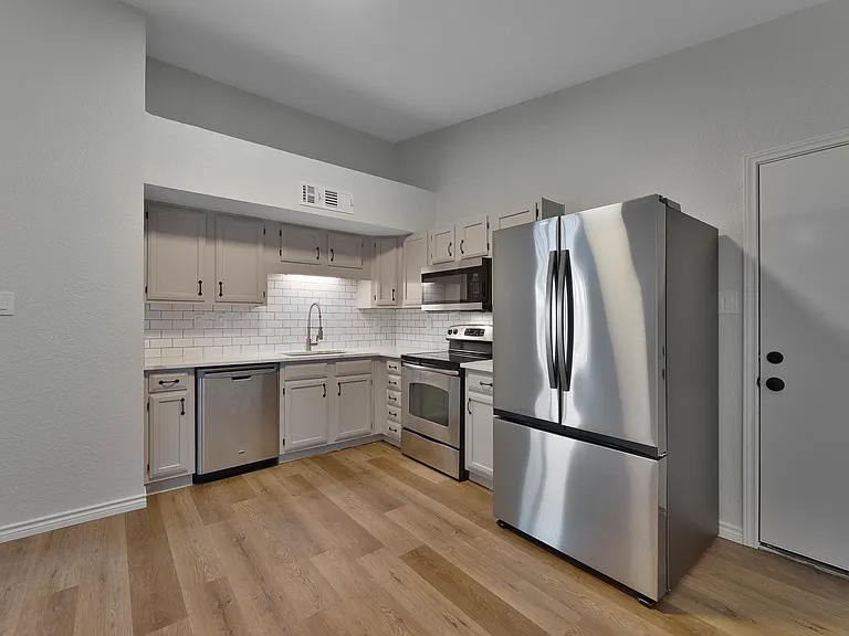 6800 Elliot Ct — Photo 10
