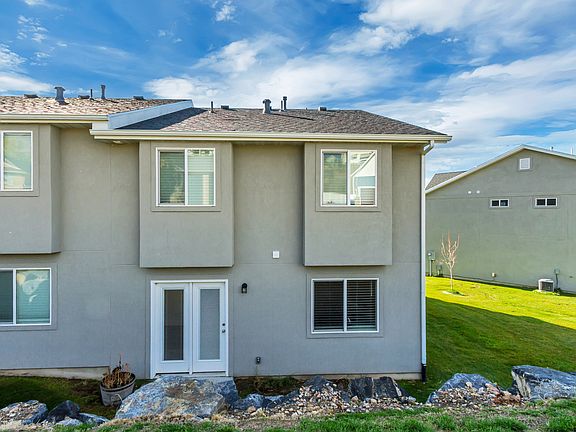 4th image of 889 N Sapphire St