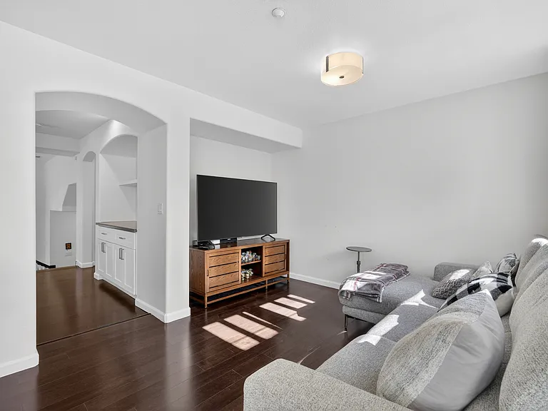 938 Visconti Pl — Photo 13