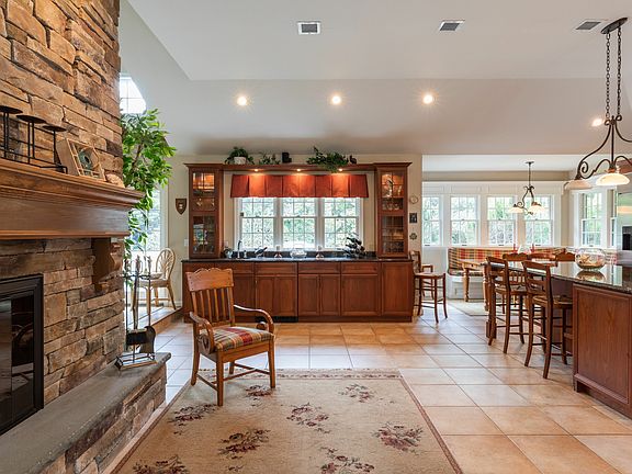3rd image of 6 Murphy Dr