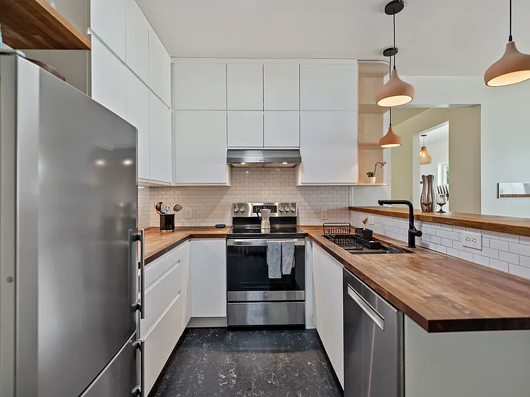 1014 Onslow St — Photo 4