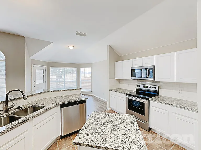 1013 Kingsley Dr — Photo 5