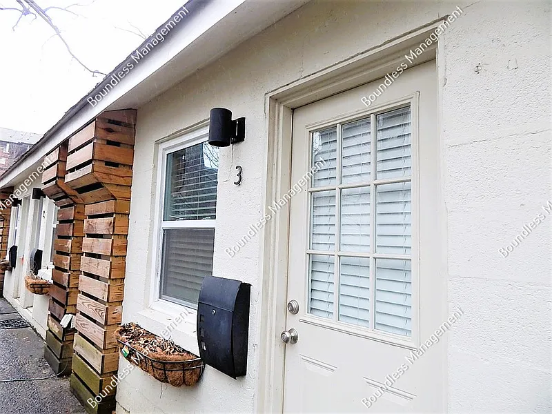 712 Highland Ave NE — Photo 3