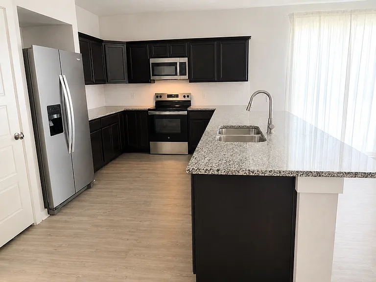 125 University Ave — Photo 4