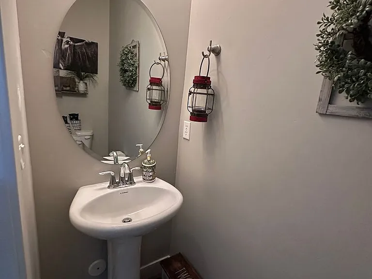 1580 S Topaz Dr — Photo 2