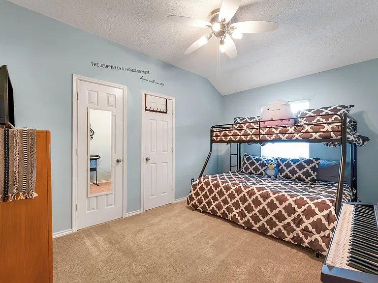 821 Cornell Ln — Photo 2