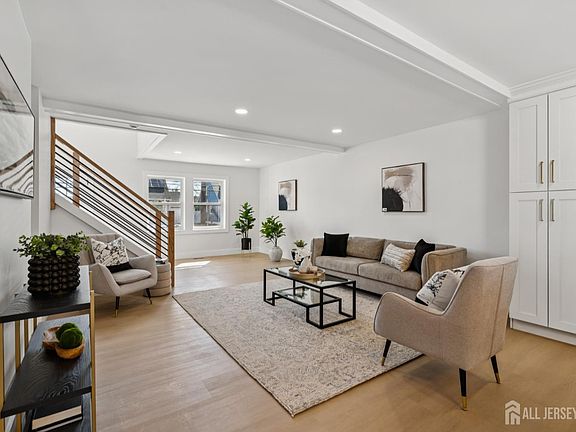 4th image of 662 Summit Rd