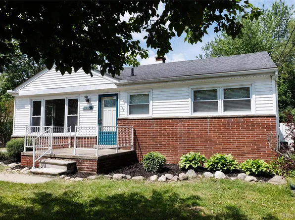 32501 Robeson St, Saint Clair Shores, MI 48082