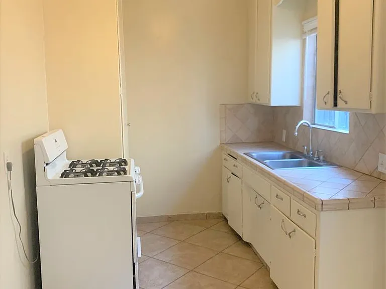 319 N Rose St — Photo 5