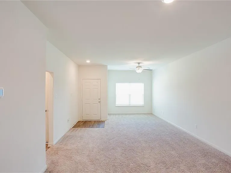 1004 Riverdale Cv — Photo 8