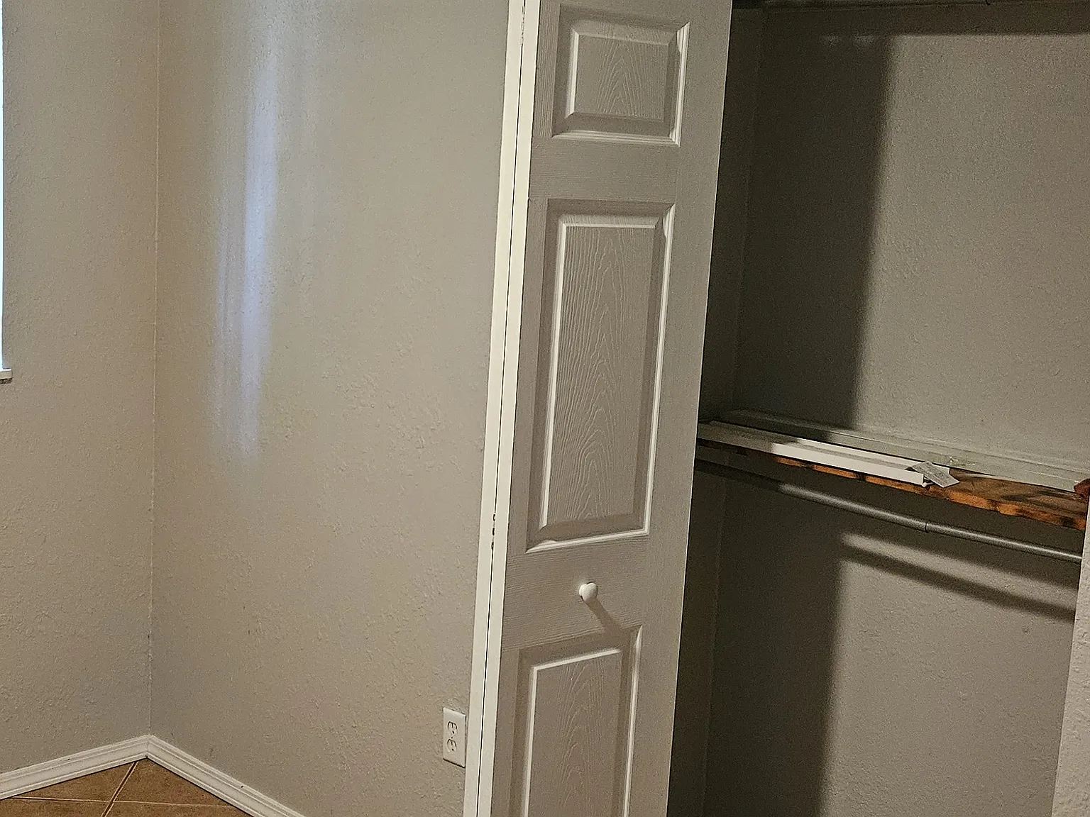 3 bed, 955 sqft, $2,400 — Photo 2