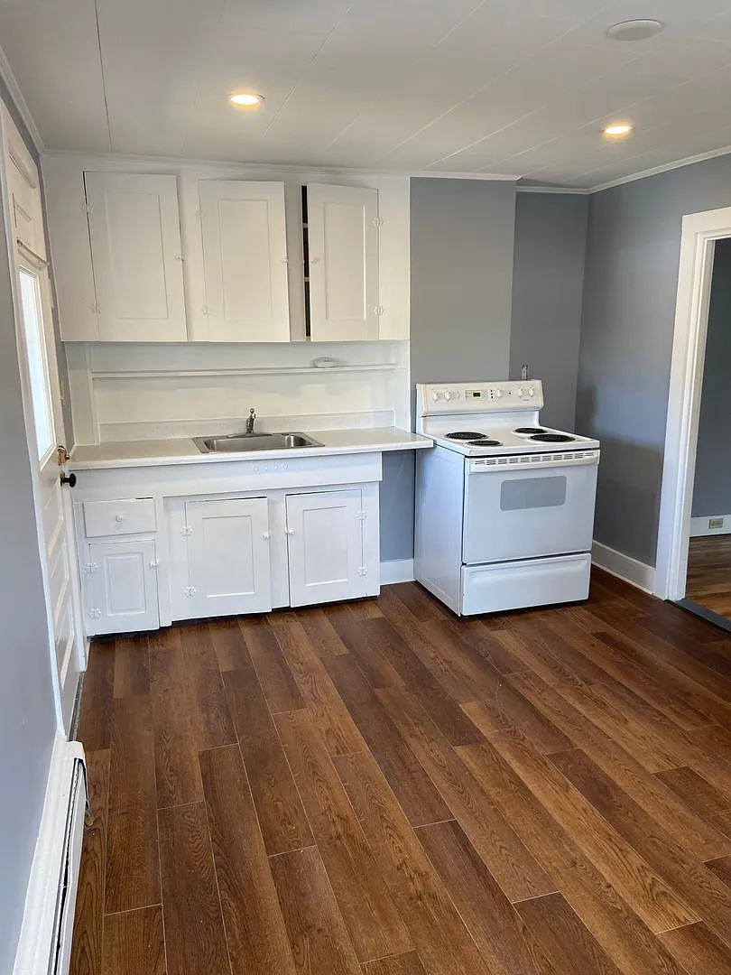 10-12 Lincoln Street — Photo 2