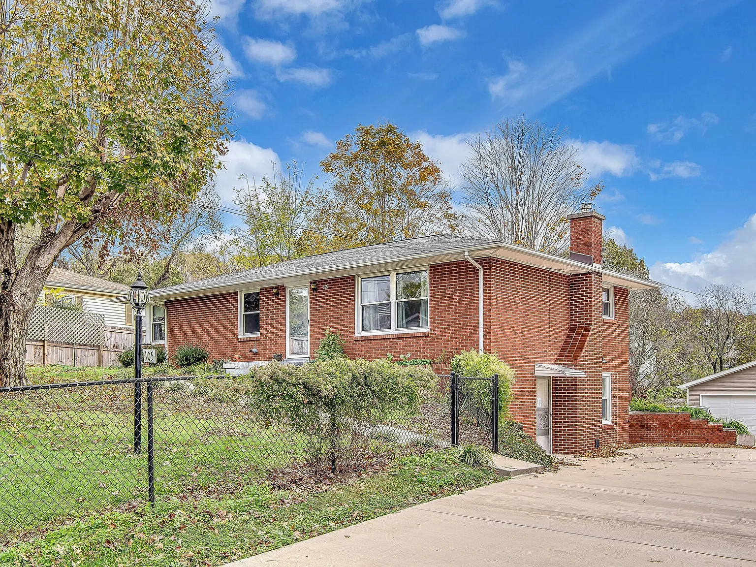 3 bed, 1.5 bath, 1496 sqft, $2,400 — Photo 3