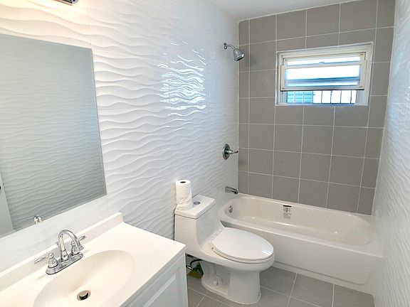 4th image of 702 Warwick St #1A