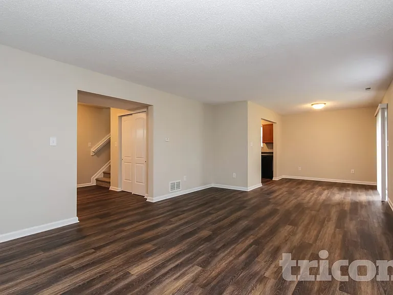 1329 Lake Meadow Dr — Photo 2
