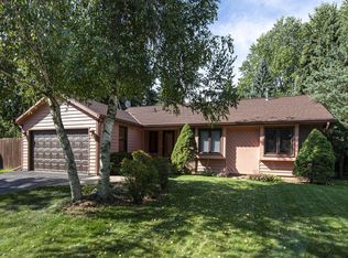 1122 Revere Dr, Oconomowoc, WI 53066