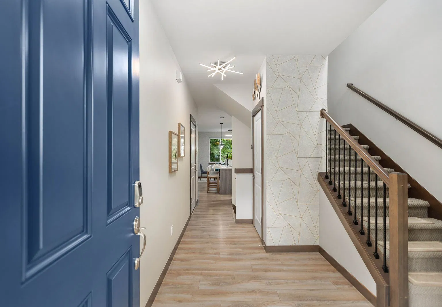 5 bed, 3.5 bath, 2681 sqft, $4,195 — Photo 2