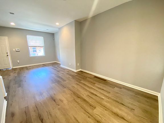 3rd image of 459 N Dearborn St