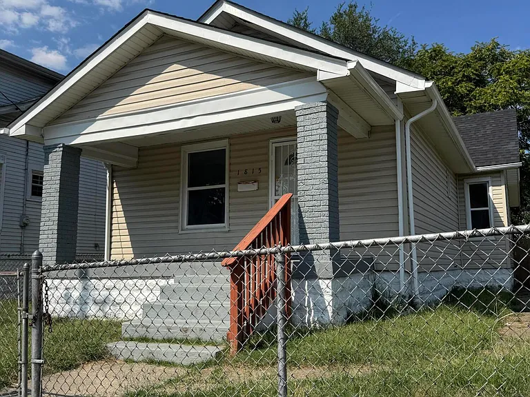 1815 Wilson Ave — Photo 2