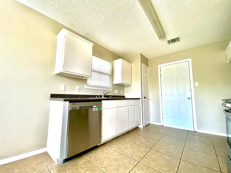 1703 Sylvia Ln — Photo 23