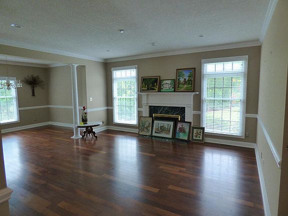 3rd image of 211 Salisbury Cir