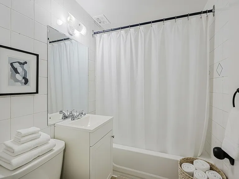 2204 Dufferin St — Photo 8