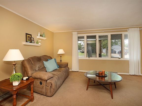 3rd image of 1624 W Cloverdale Dr