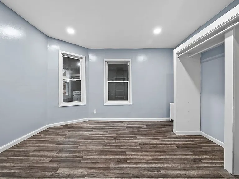 145 E 31st St — Photo 2