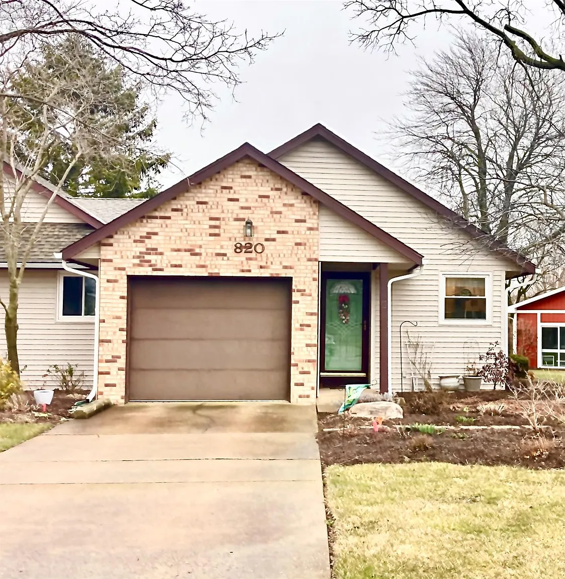 820 Martha Dr photo 1