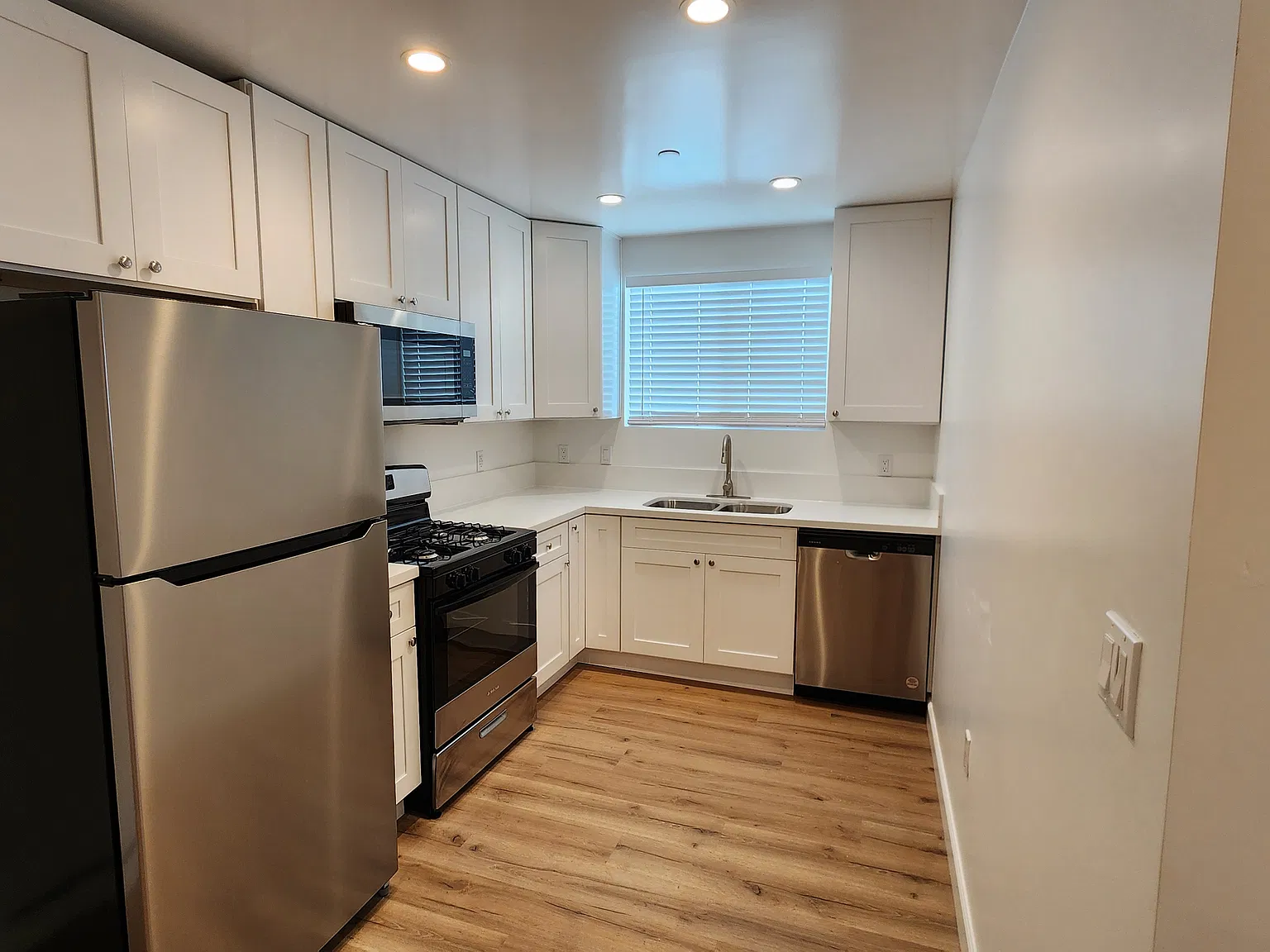 3 bed, 1075 sqft, $2,600 — Photo 3