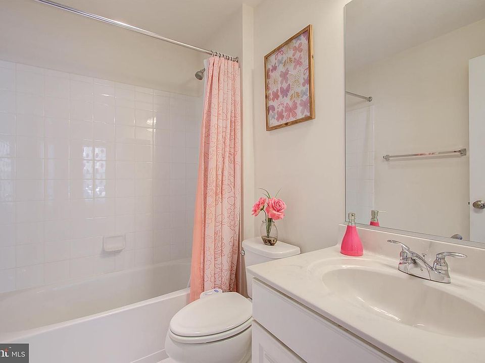 1st image of 22527 Cambridgeport Sq