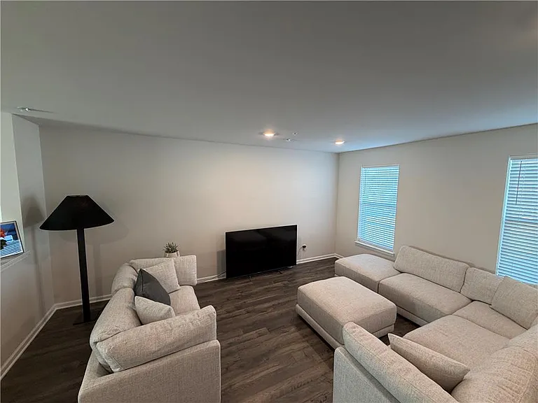 1128 Meadowlark Dr — Photo 5