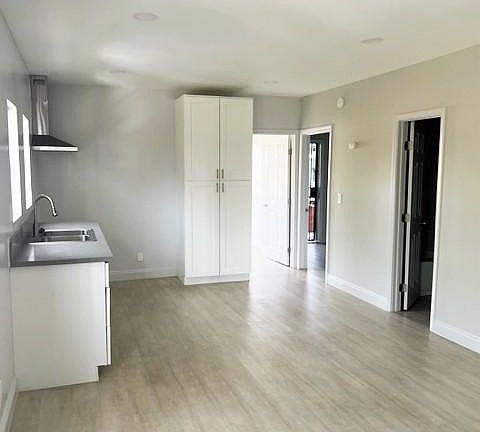 4th image of 877 W 41st Dr