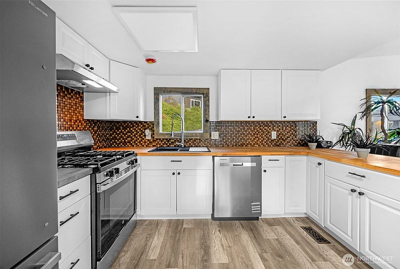 5th image of 14322 Admiralty Way #8