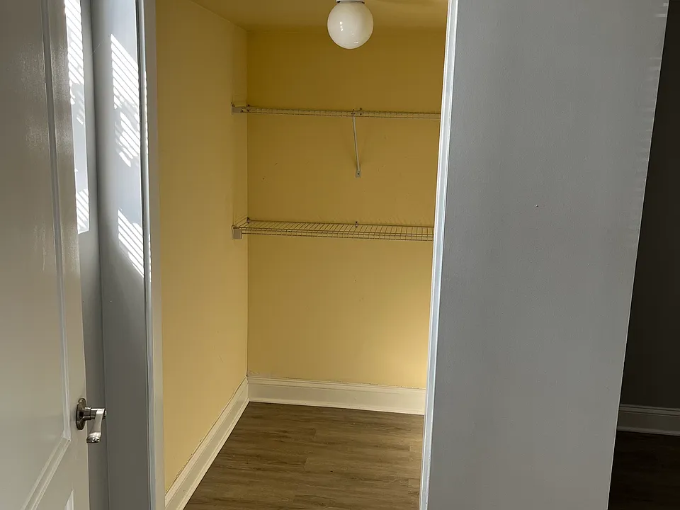 Closet bedroom #1