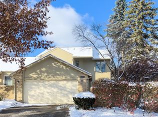 4013 Foxpointe Dr, West Bloomfield, MI 48323
