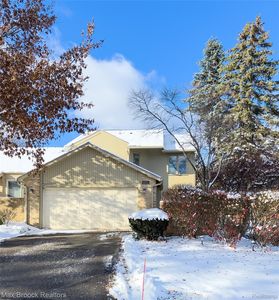 4013 Foxpointe Dr, West Bloomfield, MI, 48323