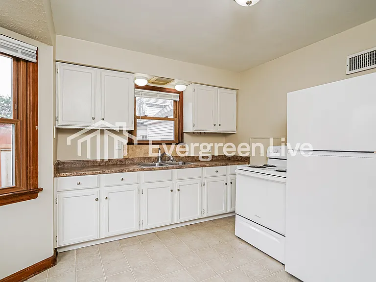 141 W Norwich St — Photo 3