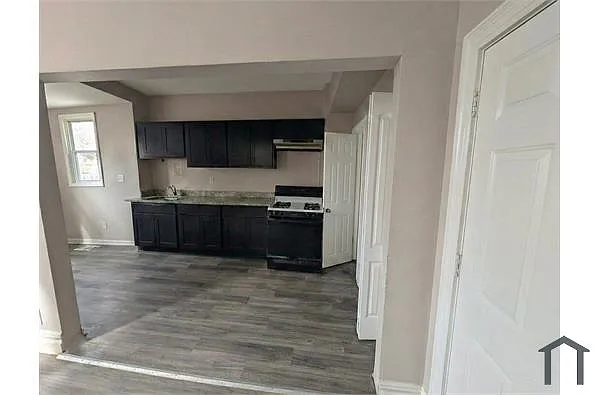 Building Photo - 4023 Belwood Ave #0