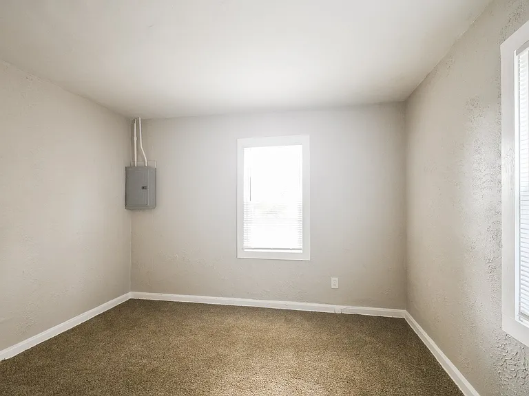 1525257_028_bedroom_12991450.jpg