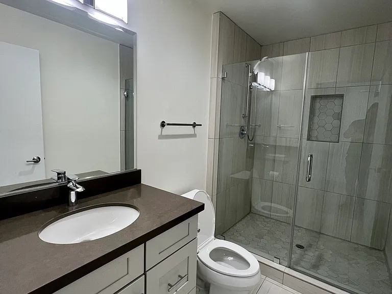 314 W 6th St #302 — Photo 6